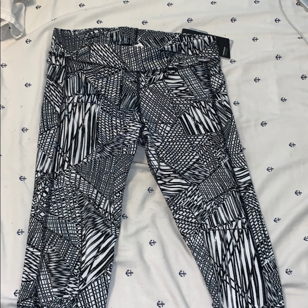 Women’s under armor Capri compression leggings